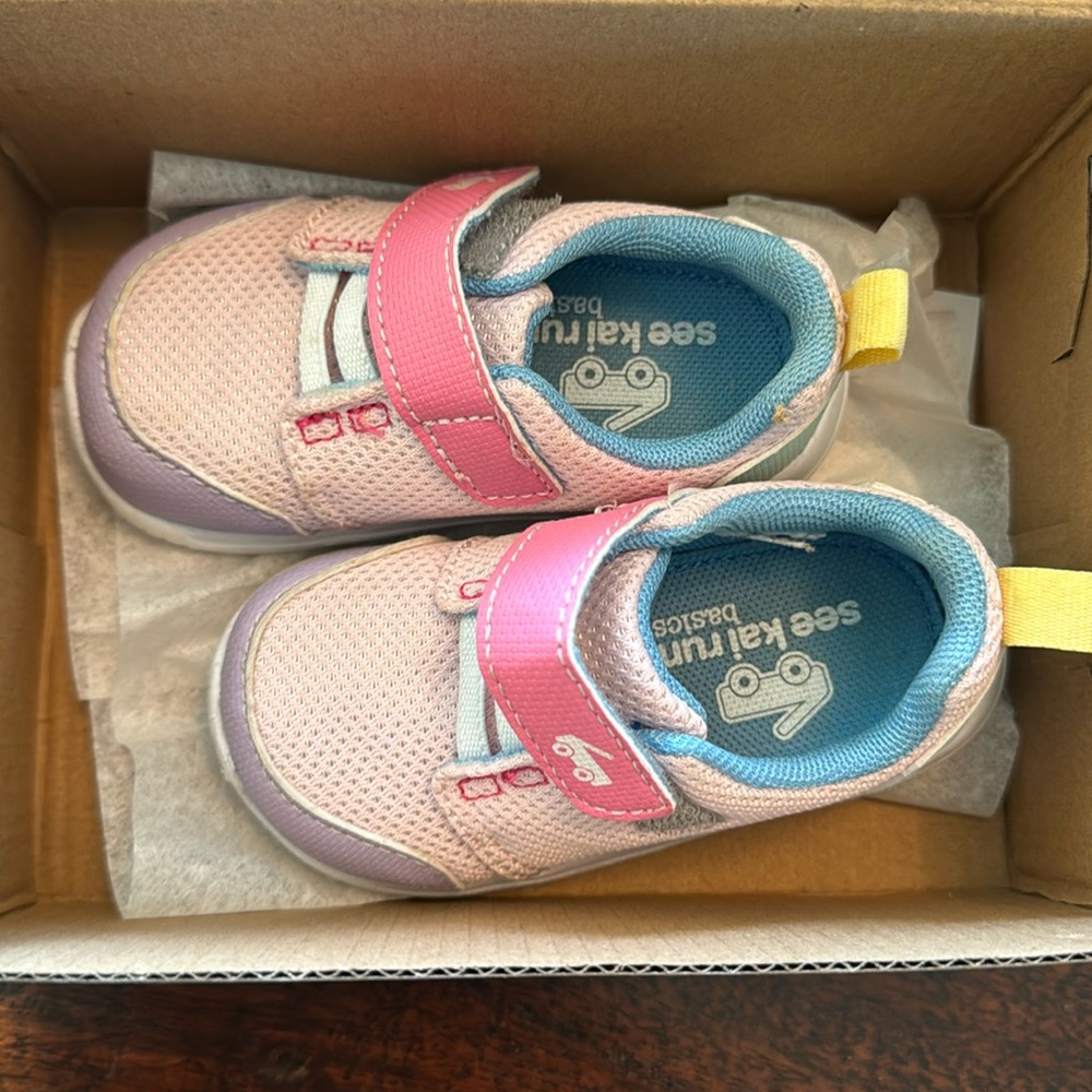 Size 5 see Kai run shoes. Worn once ! She already outgrew them !